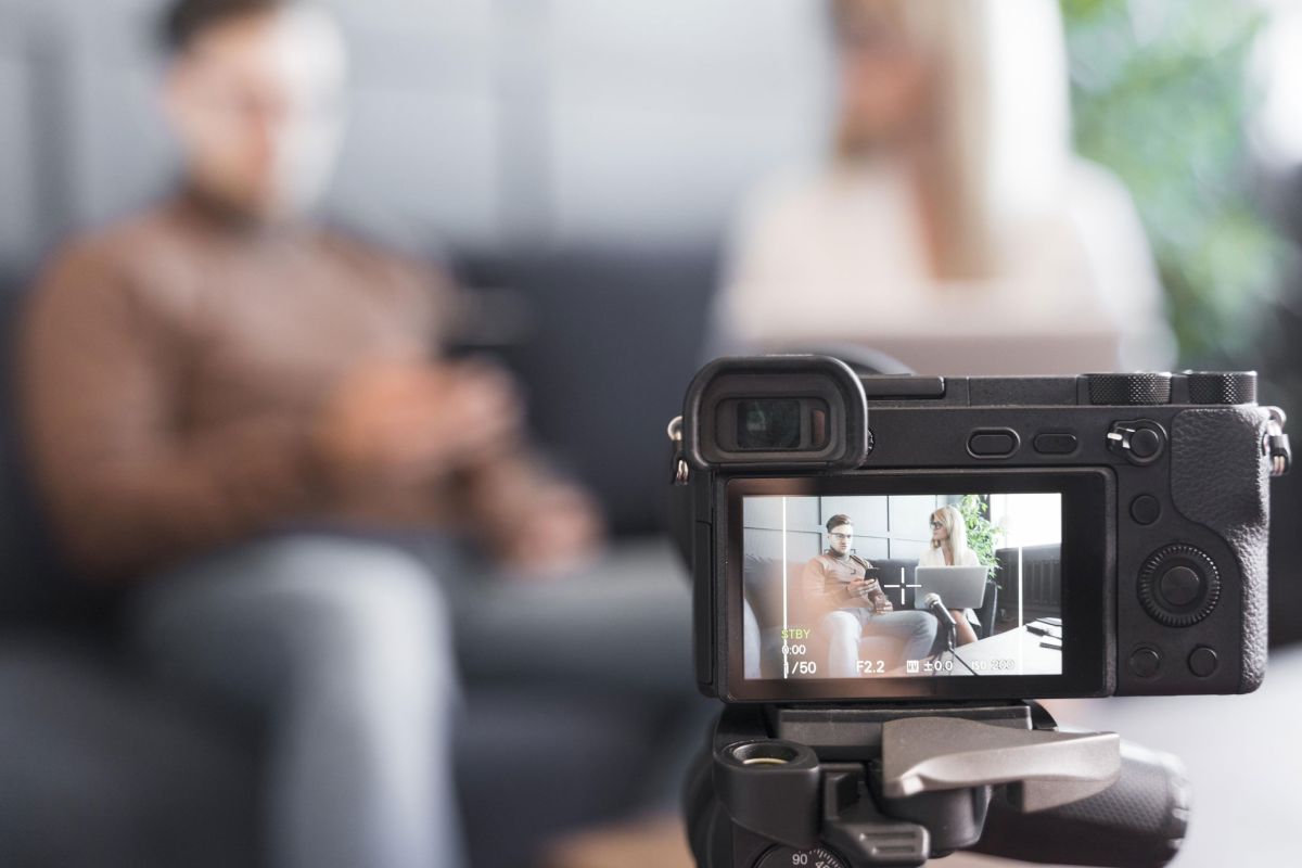 Set di video aziendale con telecamera in primo piano e sfondo sfocato
