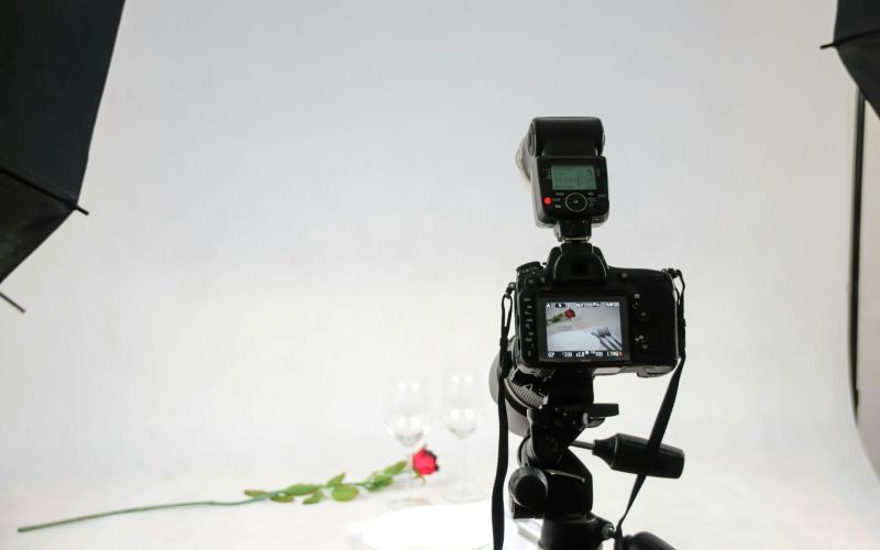 Macchina fotografica su piedistallo con foto set